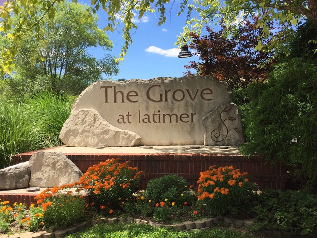 Grove at Latimer in Bloomington, IN - Foto de edificio - Building Photo