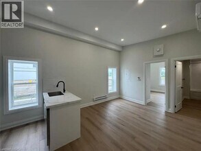 53 Ontario Rd in Welland, ON - Building Photo - Building Photo