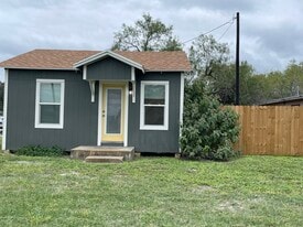 501 W Ave D in Kingsville, TX - Building Photo