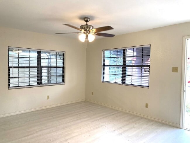 115 S Urbahn Ave in Laredo, TX - Building Photo - Building Photo