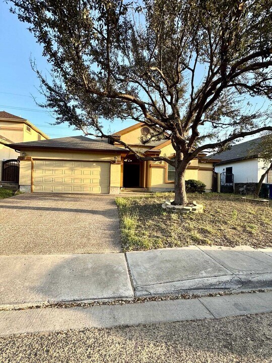 705 Puig Dr in Laredo, TX - Building Photo