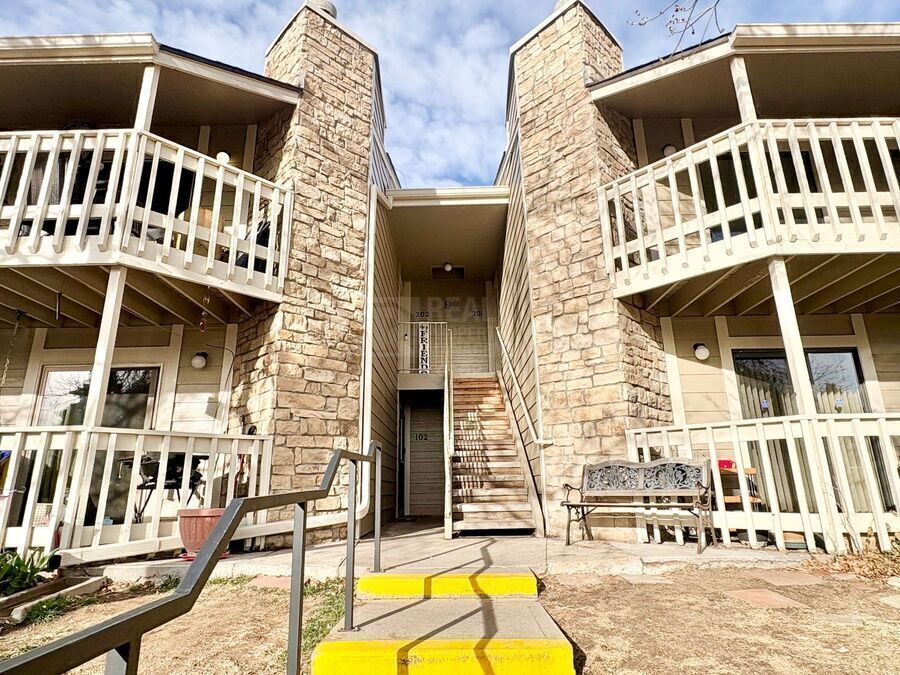 8225 S Fairmount Dr in Denver, CO - Building Photo