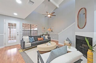 512 Eberhart Ln, Unit 303 in Austin, TX - Building Photo