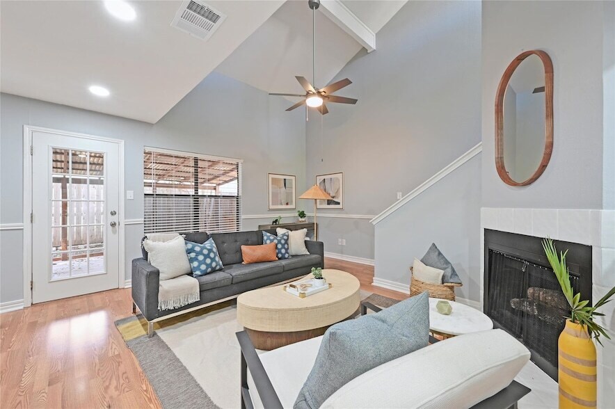 512 Eberhart Ln, Unit 303 in Austin, TX - Building Photo