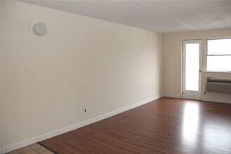 320 Post Ave-Unit -3J in Westbury, NY - Building Photo - Building Photo