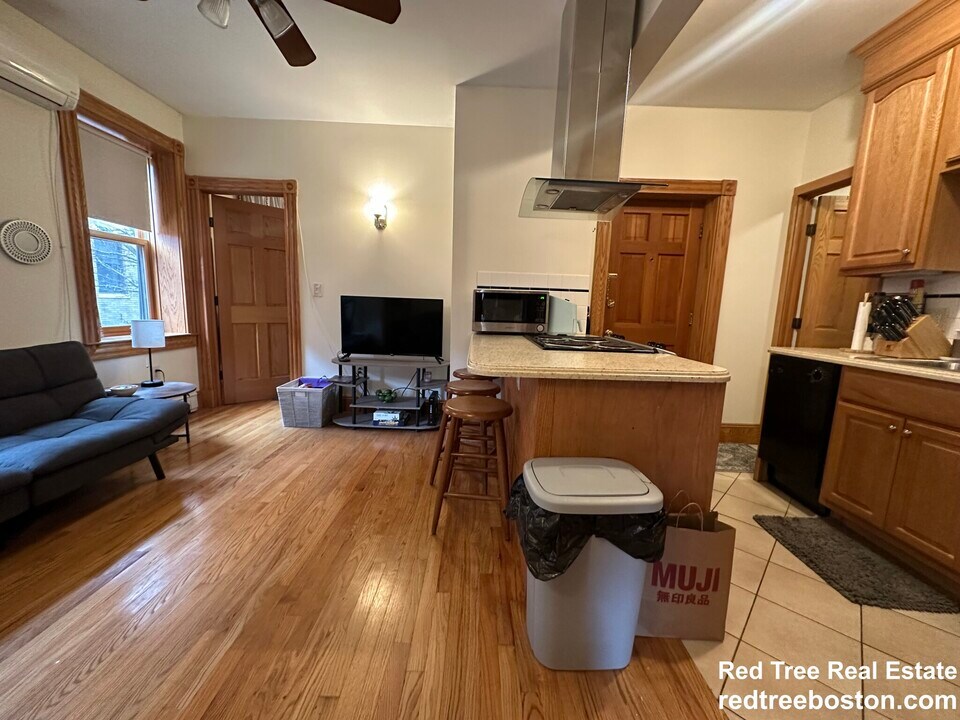 97 Myrtle St, Unit 4 in Boston, MA - Building Photo