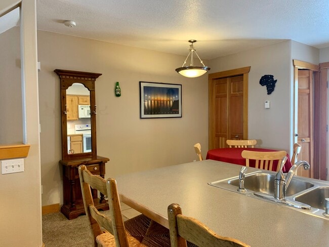 585 N Cache St in Jackson, WY - Building Photo - Building Photo