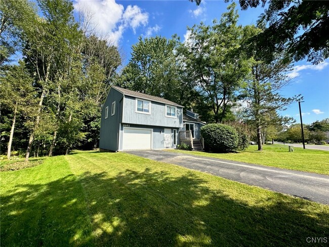 8692 Carpenter Rd in Baldwinsville, NY - Foto de edificio - Building Photo