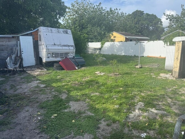 861 NW 112th St in Miami, FL - Building Photo - Building Photo