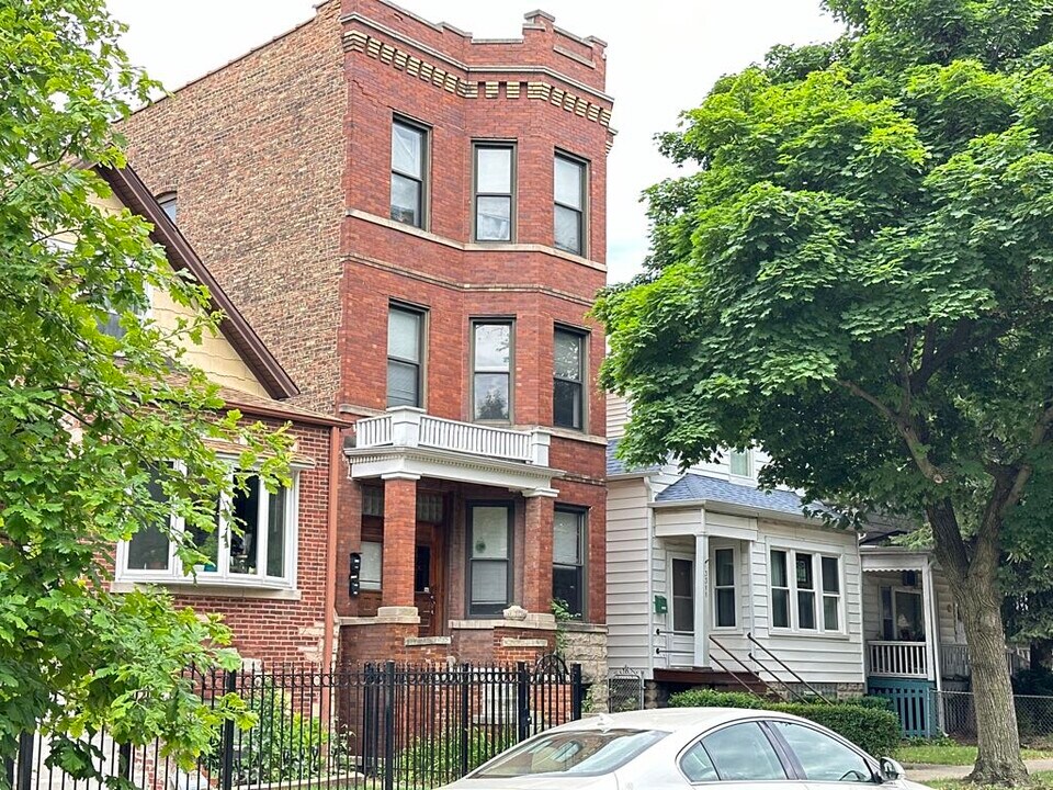 3315 N Albany Ave, Unit A02C in Chicago, IL - Building Photo