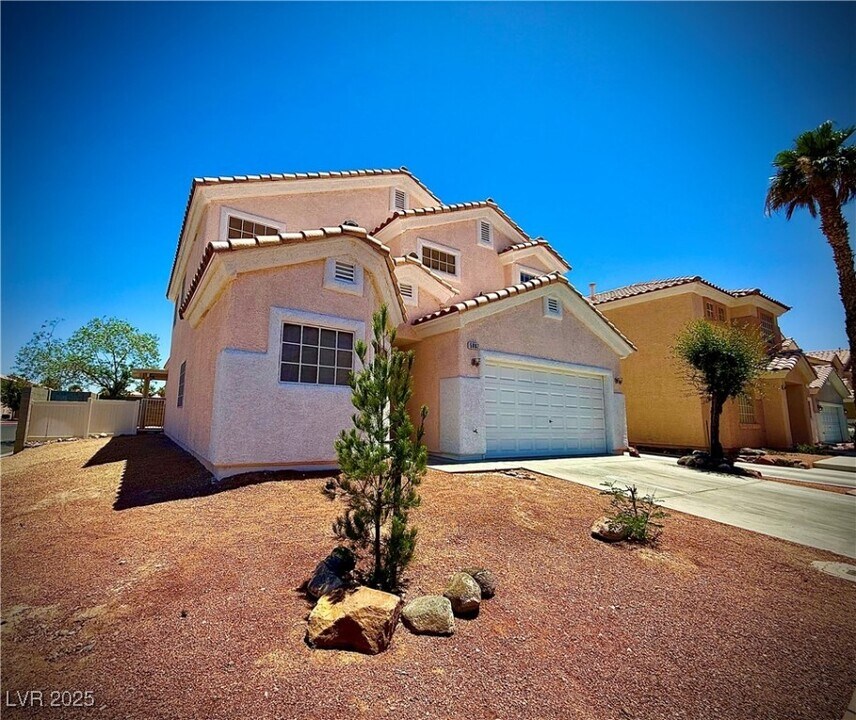 5882 Crumbling Ridge St in Henderson, NV - Foto de edificio