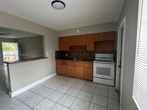 241 NW 32nd St in Miami, FL - Building Photo - Building Photo