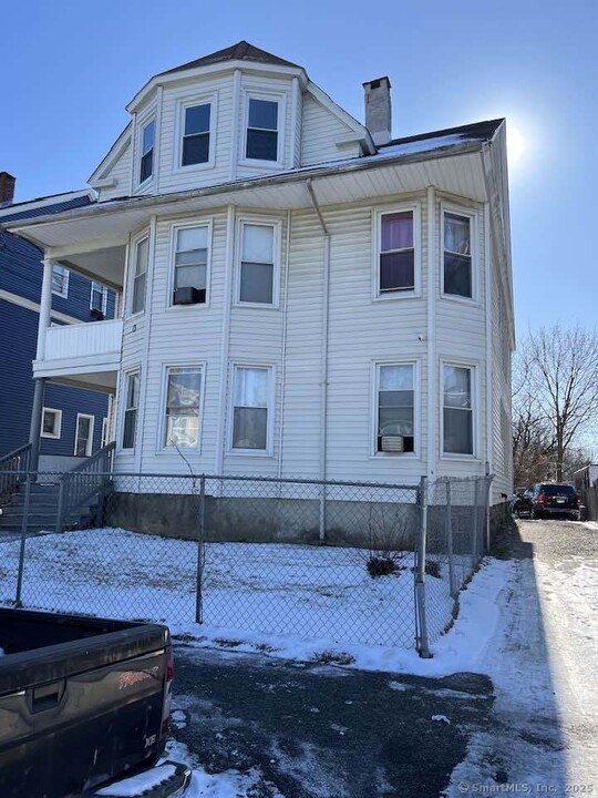 63 Laurel Ave in Bridgeport, CT - Building Photo