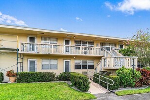52 Kingswood E in West Palm Beach, FL - Building Photo