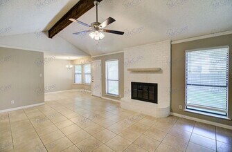 5917 Birchhill Rd in Watauga, TX - Foto de edificio - Building Photo