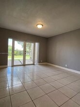 13715 Kendale Lakes Cir in Miami, FL - Building Photo - Building Photo