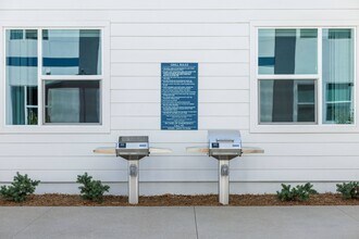 Lakeland Apartments in Santa Fe Springs, CA - Foto de edificio - Building Photo