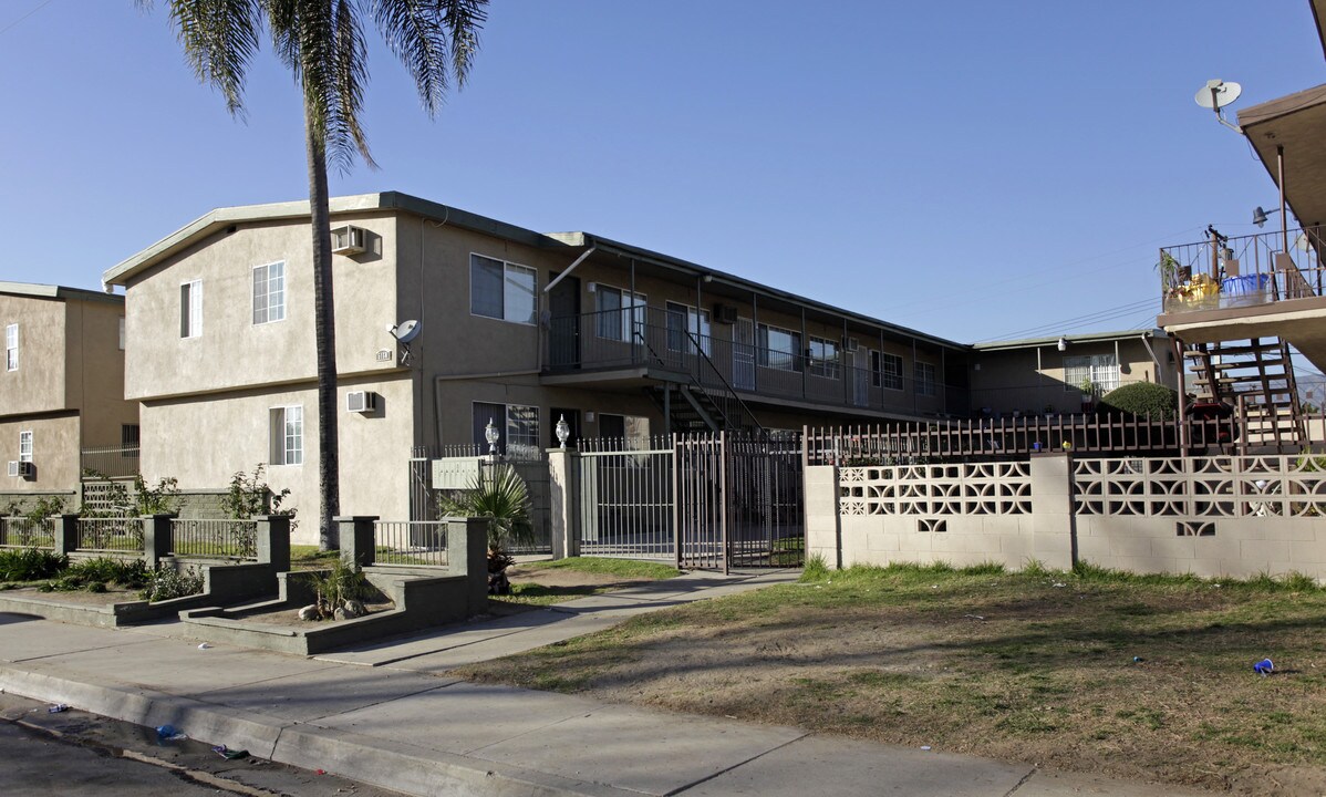 Bandera Palms in Montclair, CA - Foto de edificio