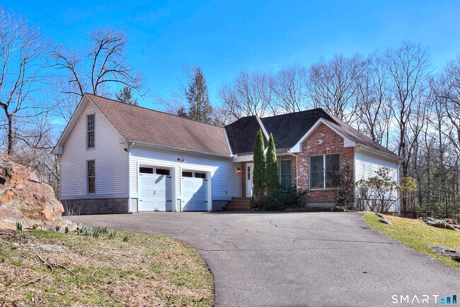 10 Tiffany Ln in Weston, CT - Building Photo - Building Photo