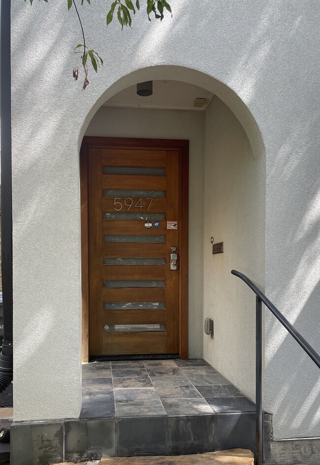 5947 Oram St, Unit 5947 Up and Downstairs in Dallas, TX - Foto de edificio - Building Photo