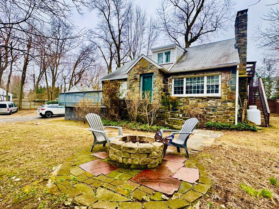 9 Garden Ln in Westport, CT - Building Photo