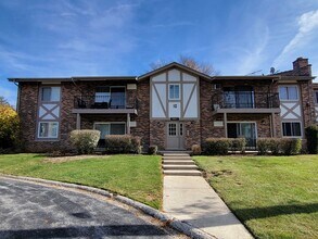 9S025 Lake Dr in Willowbrook, IL - Building Photo - Building Photo