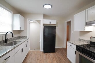 Freshly Renovated Single Family Home In De in Detroit, MI - Foto de edificio - Building Photo
