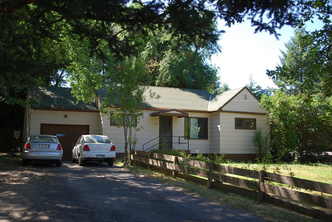 1255 NW Davis Way in Pullman, WA - Building Photo