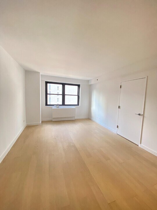 222 E 39th St, Unit 6D in New York, NY - Building Photo