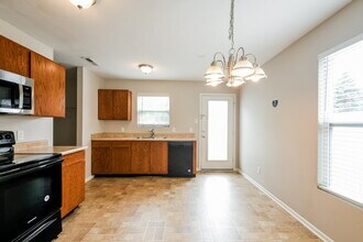 8039 Bach Dr in Indianapolis, IN - Foto de edificio - Building Photo