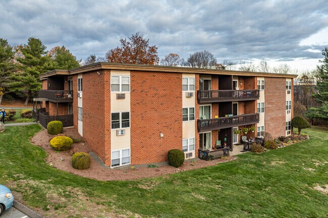 Balance Rock Condominium in Seymour, CT - Foto de edificio - Building Photo