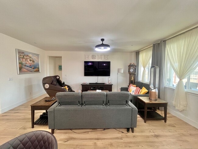 1855 Felsite St in Los Banos, CA - Building Photo - Building Photo