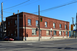 975-983 Barton St E Apartments