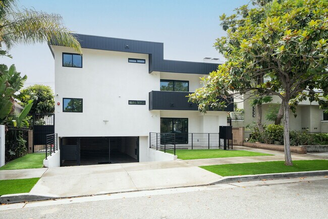 1334 9th St, Unit 5 in Santa Monica, CA - Building Photo - Building Photo