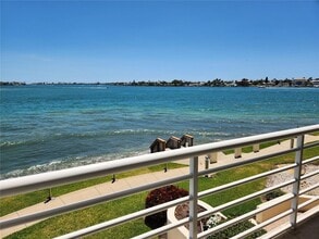 6105 Bahia Del Mar Cir N, Unit 283 in St. Petersburg, FL - Foto de edificio - Building Photo