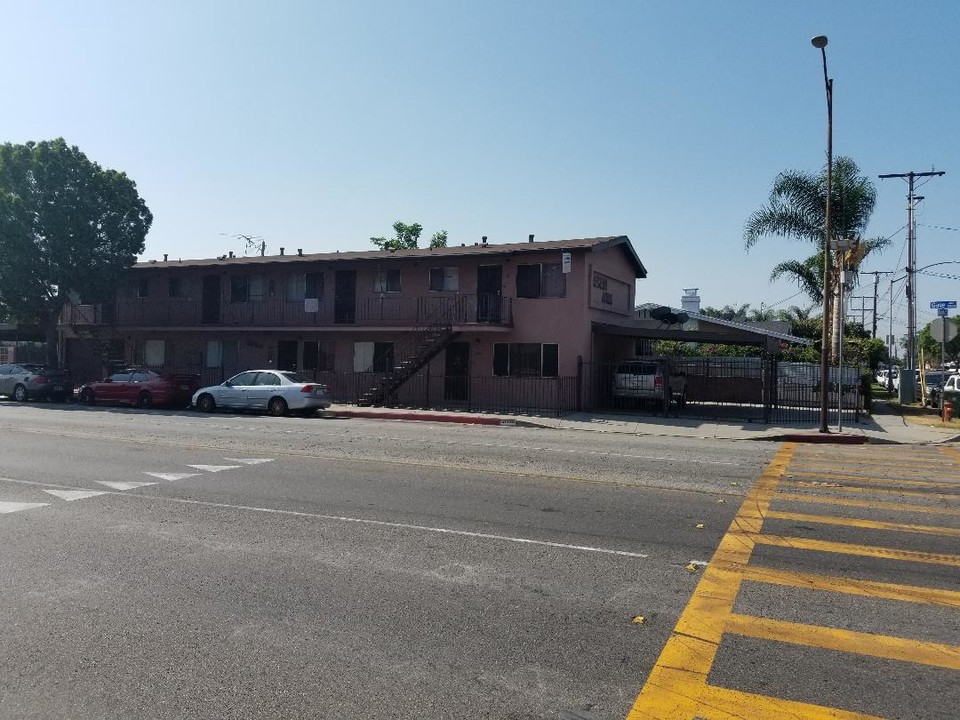 Regent Arms in Huntington Park, CA - Building Photo