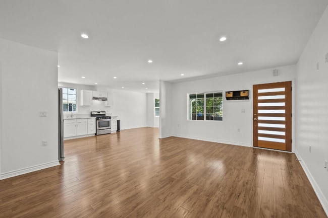 6712 Cedros Ave in Los Angeles, CA - Building Photo - Building Photo