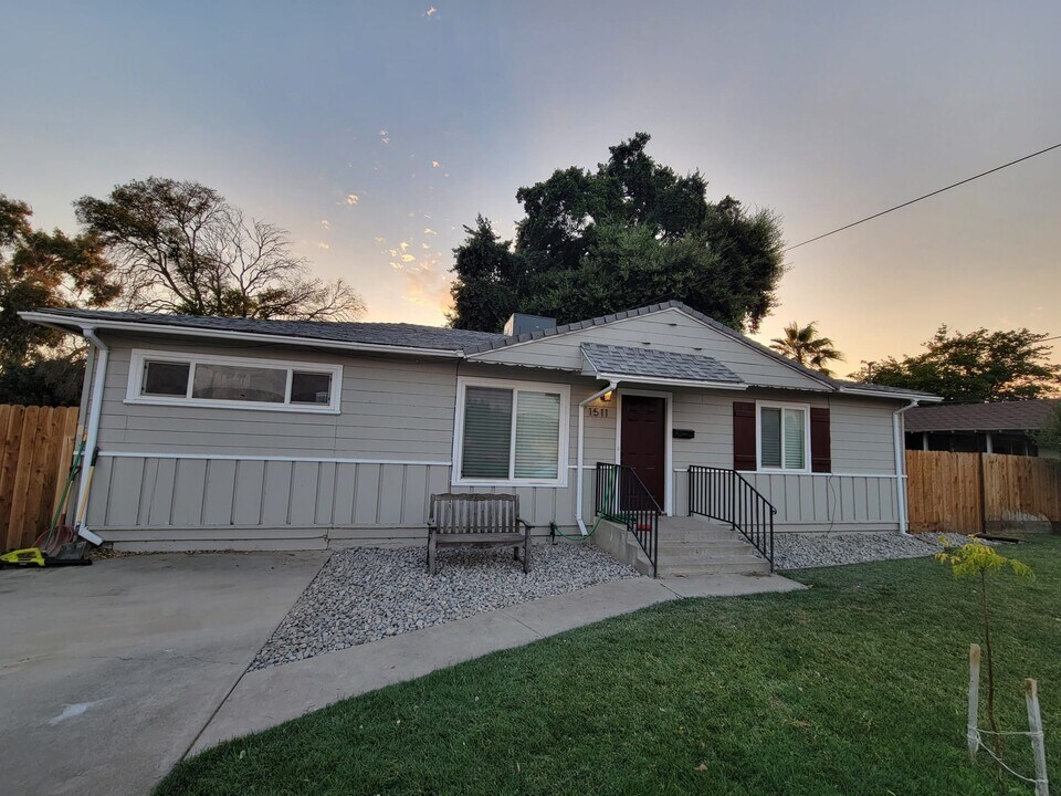1511 Paradise Ln in Los Banos, CA - Building Photo