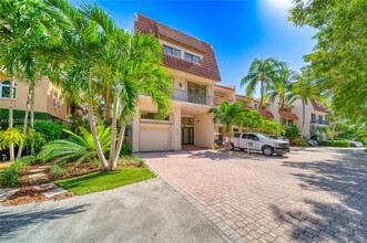 6150 Paradise Point Dr in Palmetto Bay, FL - Building Photo - Building Photo