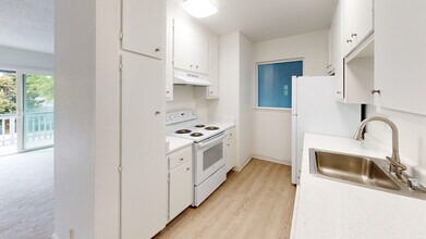 541 Alameda del Prado in Novato, CA - Building Photo - Building Photo