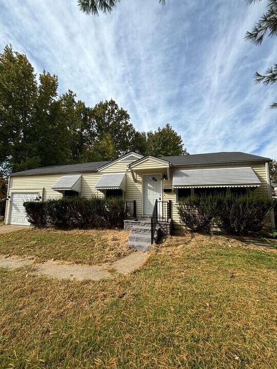 10327 Ashbrook Dr in St. Louis, MO - Building Photo