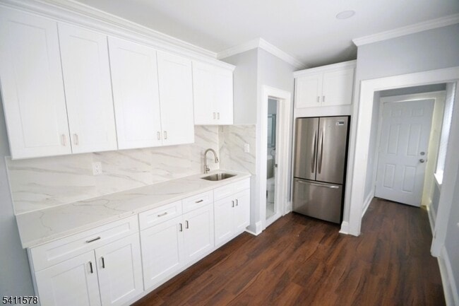 56 Hobart Pl in Clifton, NJ - Building Photo - Building Photo