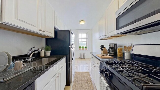 1850 Commonwealth Ave in Boston, MA - Building Photo - Building Photo