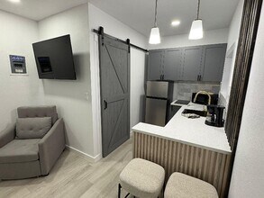 804 Royal Palm Dr in Kissimmee, FL - Foto de edificio - Building Photo