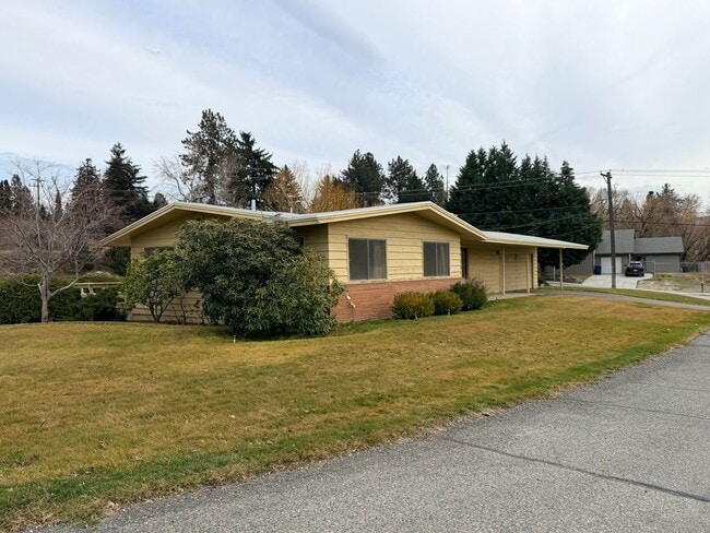 21 19th St NE in East Wenatchee, WA - Building Photo - Building Photo