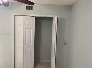 1062 W 42nd Pl in Hialeah, FL - Foto de edificio - Building Photo