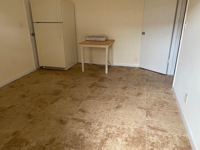 22 SW 5th St, Unit A in Hallandale Beach, FL - Building Photo - Building Photo