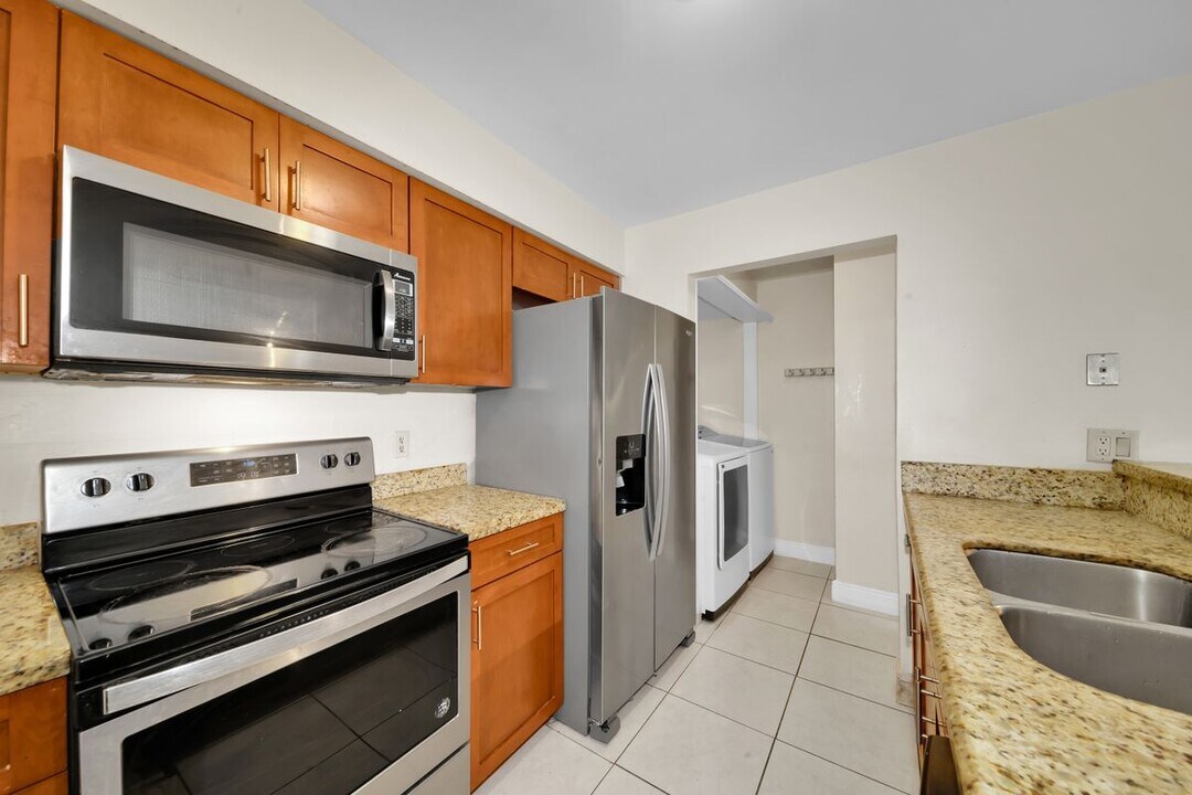 4033 SW 68th Way in Miramar, FL - Building Photo