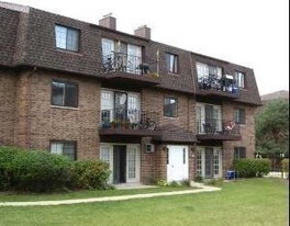 2332 Century Point Ln in Glendale Heights, IL - Building Photo