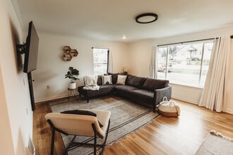 207 E 9th St in Port Angeles, WA - Foto de edificio - Building Photo